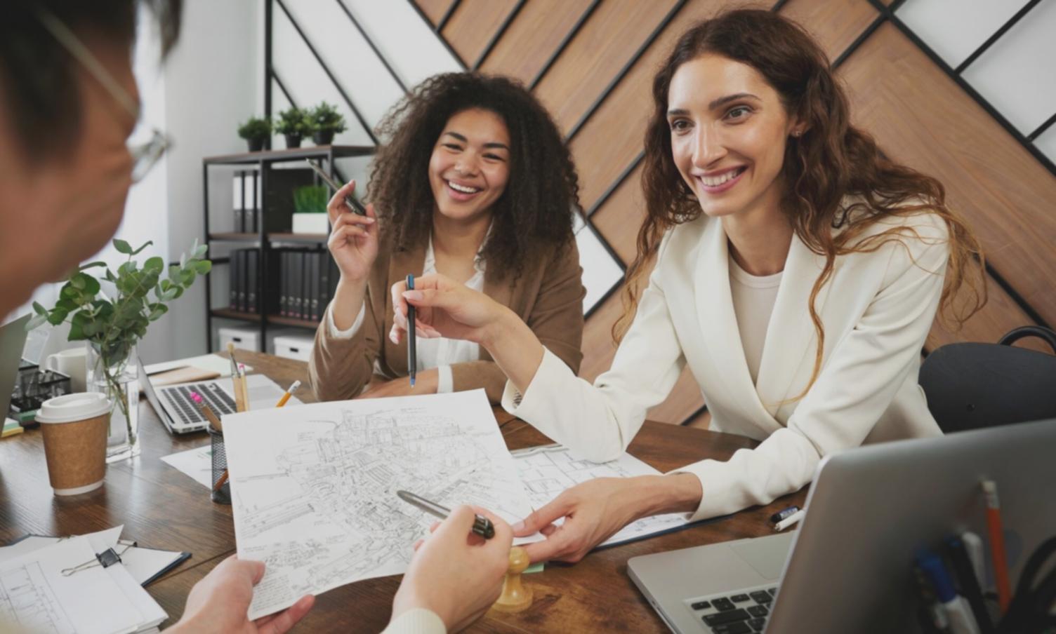 Profesionales trabajando con análisis financieros